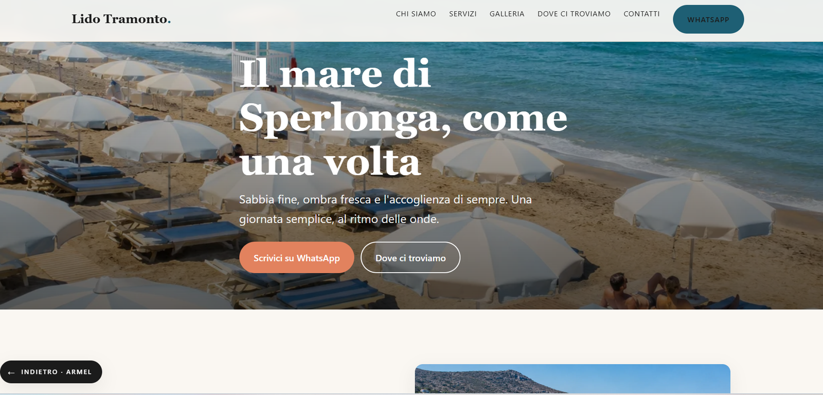 Spiaggia attrezzata con ombrelloni e mare
